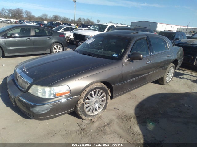 Lincoln Town Car 2003 1LNHM82W13Y684968 Image 2