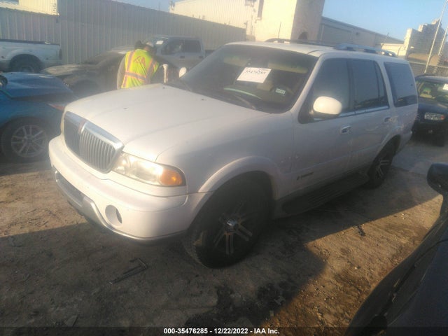 Lincoln Navigator 2000 5LMPU28A0YLJ04132 Image 2