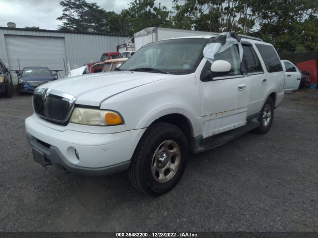 Lincoln Navigator 2002 5LMFU28R42LJ13926 Image 2