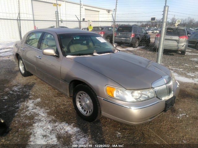 Lincoln Town Car Executive 2001 1LNHM81W61Y718370 main image