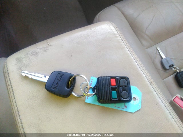 Lincoln Town Car Executive 2001 1LNHM81W61Y718370 Image 3