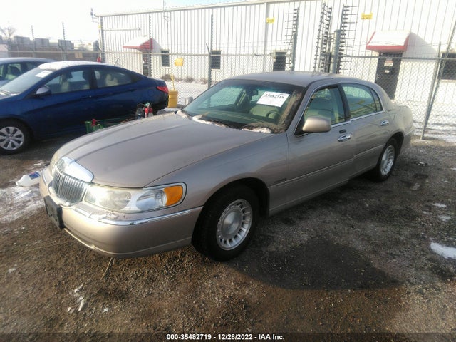 Lincoln Town Car Executive 2001 1LNHM81W61Y718370 Image 2