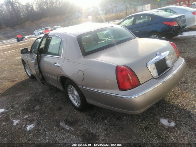 Lincoln Town Car Executive 2001 1LNHM81W61Y718370 Image 4