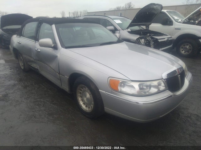 Lincoln Town Car Executive 2002 1LNHM81W02Y654389 головне зображення