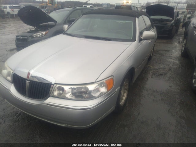 Lincoln Town Car Executive 2002 1LNHM81W02Y654389 Image 2