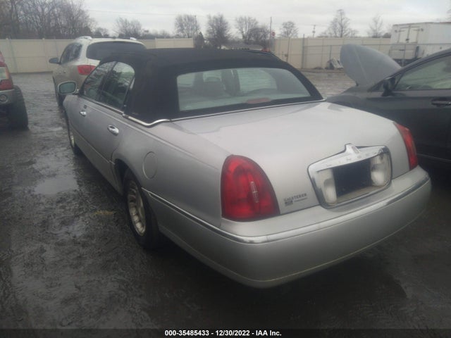 Lincoln Town Car Executive 2002 1LNHM81W02Y654389 Image 4
