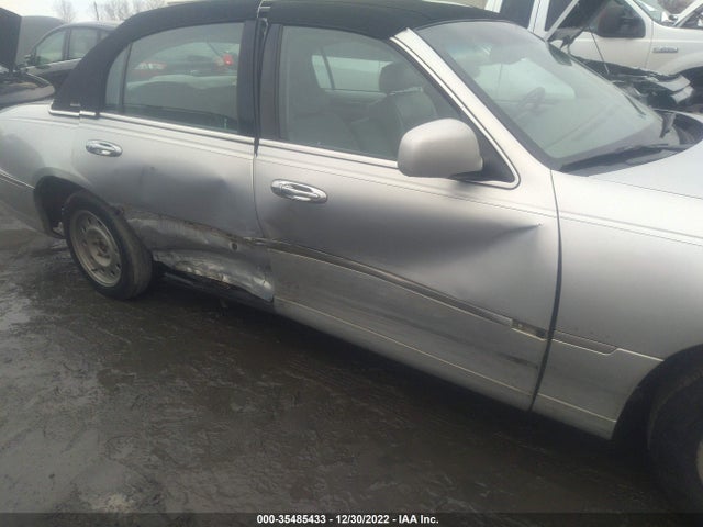 Lincoln Town Car Executive 2002 1LNHM81W02Y654389 Image 7