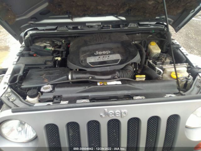 1C4BJWEG4DL560798 Jeep Wrangler Unlimited Sahara