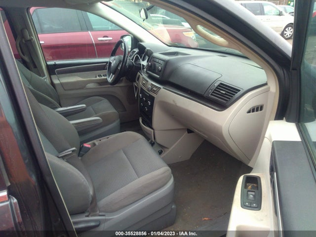 Volkswagen Routan S 2011 2V4RW4DG5BR695496 Image 5