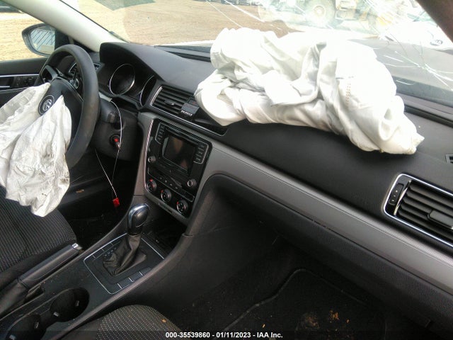 1VWAA7A33JC004947 Volkswagen Passat 2.0t S/r-line
