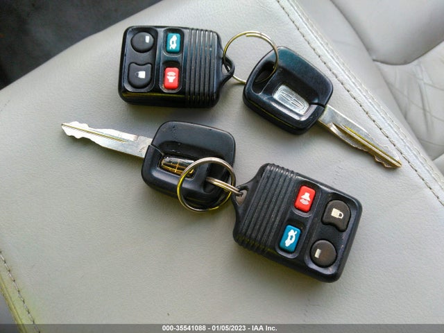 Lincoln Town Car 2000 1LNHM82W8YY914173 Image 3