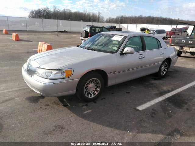 Lincoln Town Car 2000 1LNHM82W8YY914173 Image 2