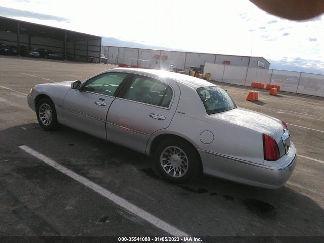 Lincoln Town Car 2000 1LNHM82W8YY914173 Image 4