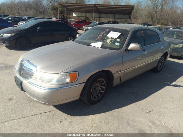 Lincoln Town Car Sig. 2002 1LNHM82W52Y628563 Image 2