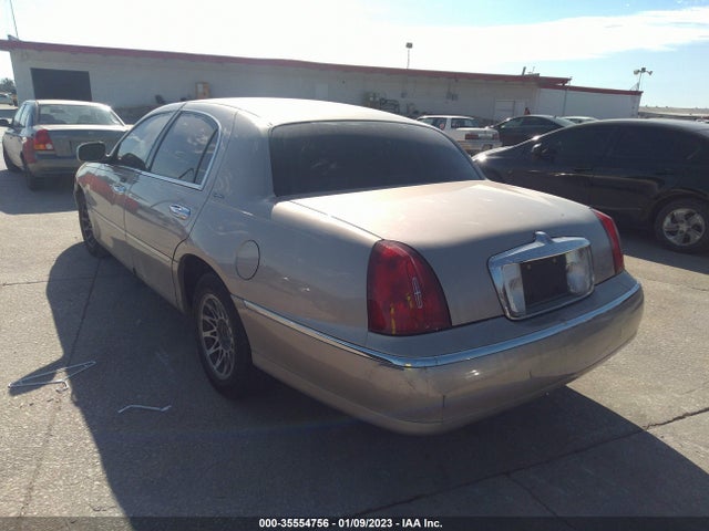 Lincoln Town Car Sig. 2002 1LNHM82W52Y628563 Image 5