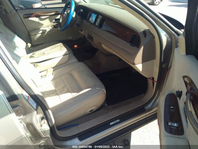 Lincoln Town Car Sig. 2002 1LNHM82W52Y628563 Image 7