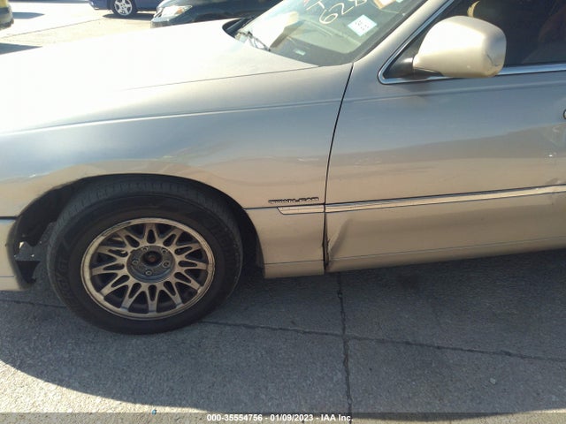 Lincoln Town Car Sig. 2002 1LNHM82W52Y628563 Image 8