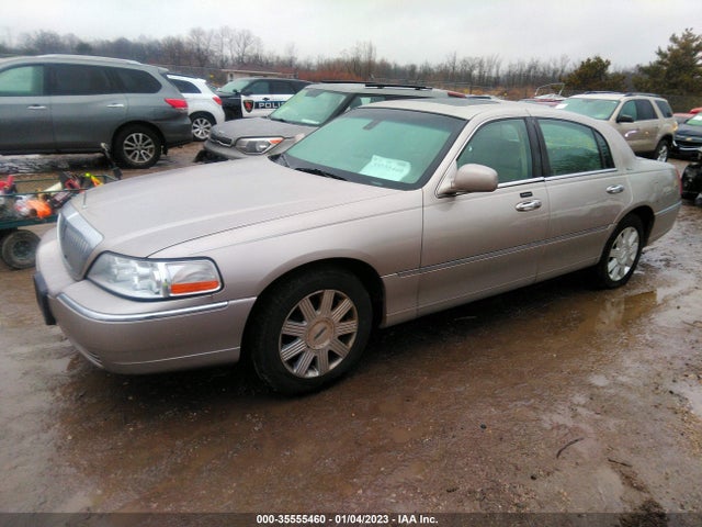 Lincoln Town Car 2003 1LNHM82W53Y603079 Image 2