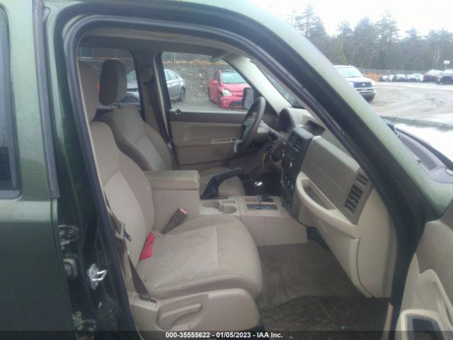 1J8GN28K28W175756 Jeep Liberty Sport