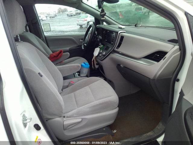 2018 Toyota Sienna, VIN: 5TDKZ3DCXJS913075
