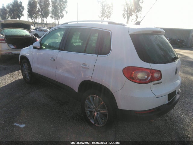 2011 VOLKSWAGEN TIGUAN SE W/SUNROOF & NAVI VIN: WVGAV7AX8BW546339