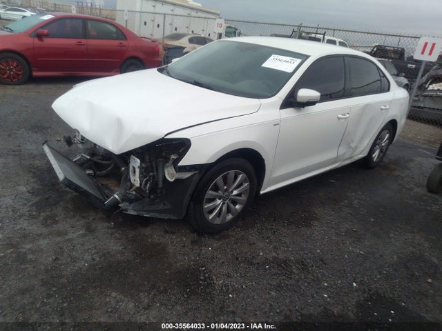 1VWAT7A35FC033738 Volkswagen Passat 1.8t Wolfsburg Ed