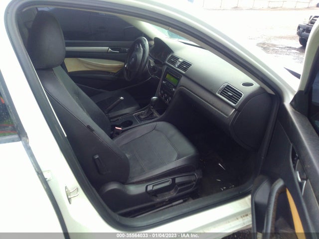 1VWAT7A35FC033738 Volkswagen Passat 1.8t Wolfsburg Ed