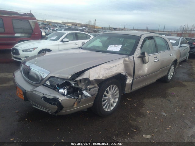 Lincoln Town Car 2003 1LNHM82WX3Y601182 Image 2