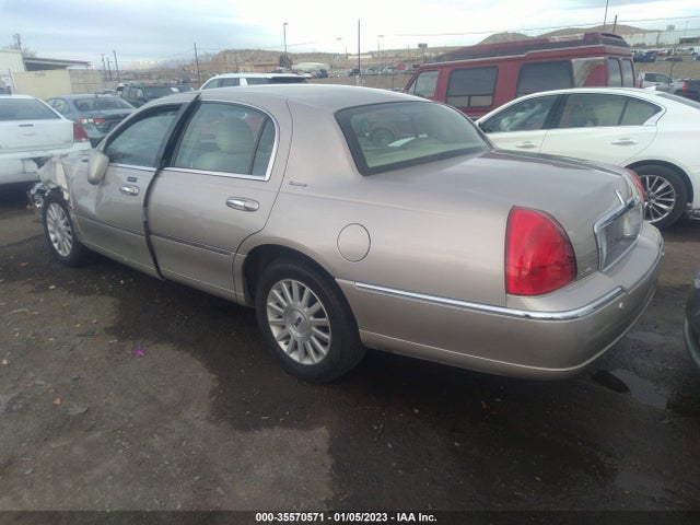 Lincoln Town Car 2003 1LNHM82WX3Y601182 Image 3