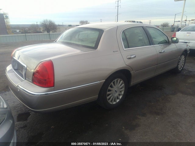Lincoln Town Car 2003 1LNHM82WX3Y601182 Image 4
