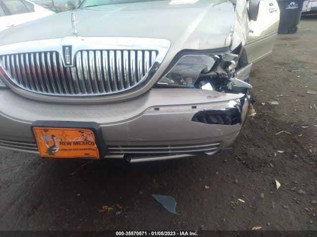 Lincoln Town Car 2003 1LNHM82WX3Y601182 Image 6