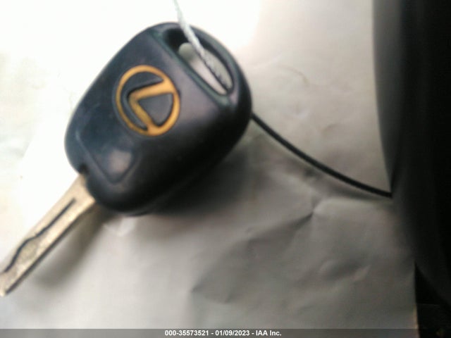 Lexus IS 300 2002 JTHBD192720061371 Image 3