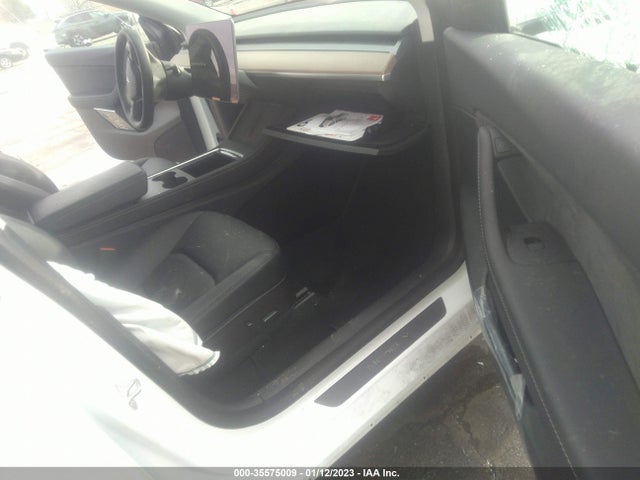 2022 Tesla Model Y, VIN: 7SAYGDEE3NF360062