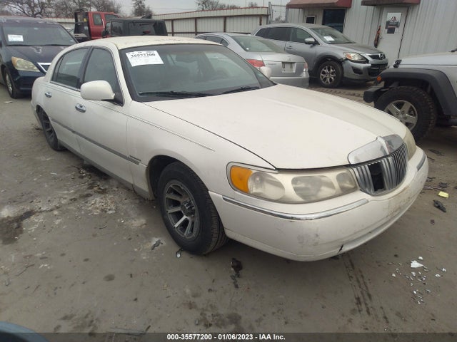 2000 LINCOLN TOWN CAR EXECUTIVE VIN: 1LNHM81W6YY846800