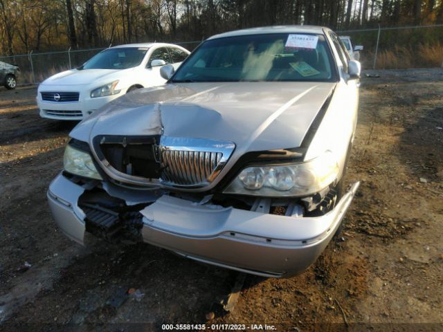 1LNHM82W83Y626341 Lincoln Town Car Signature