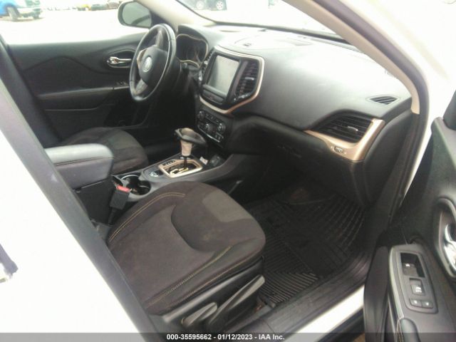1C4PJLCB8HW508185 Jeep Cherokee Latitude
