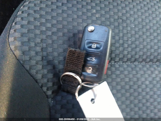 1VWAT7A32FC077793 Volkswagen Passat 1.8t S