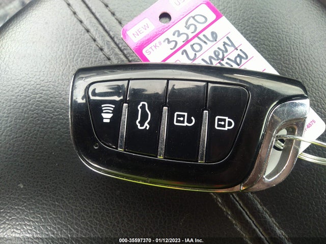 2016 Chevrolet Malibu, VIN: 1G1ZE5ST4GF185974