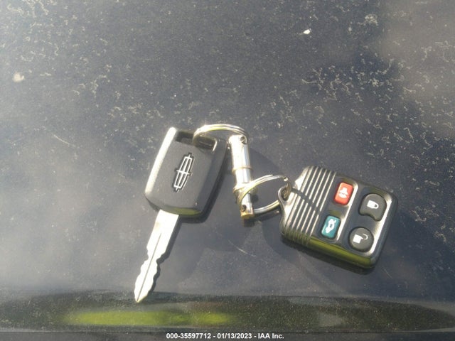 Lincoln Town Car 2003 1L1FM81W23Y650127 Image 3