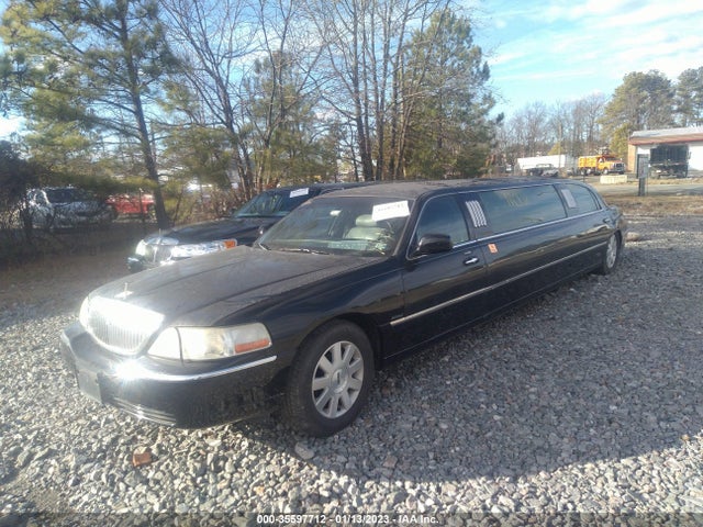 Lincoln Town Car 2003 1L1FM81W23Y650127 Image 2
