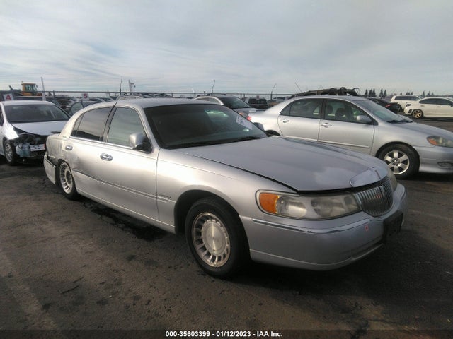 Lincoln Town Car Executive 2001 1LNHM81W51Y679867 main image