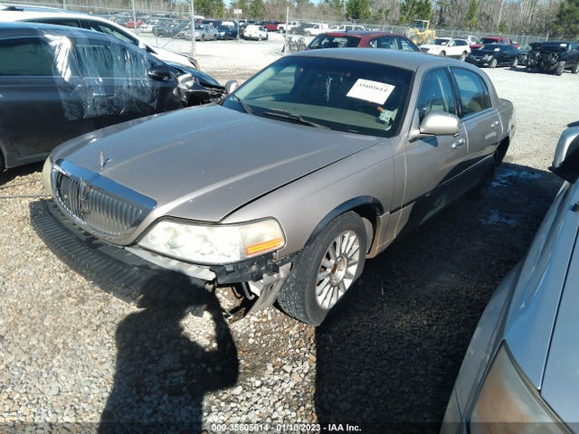 Lincoln Town Car 2003 1LNHM82W73Y693366 Image 2