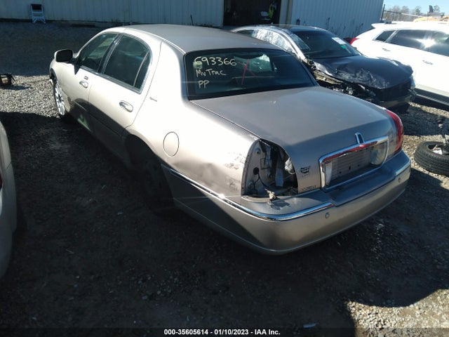 Lincoln Town Car 2003 1LNHM82W73Y693366 Image 4