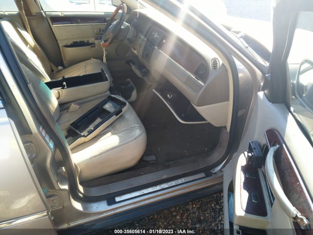 Lincoln Town Car 2003 1LNHM82W73Y693366 Image 6