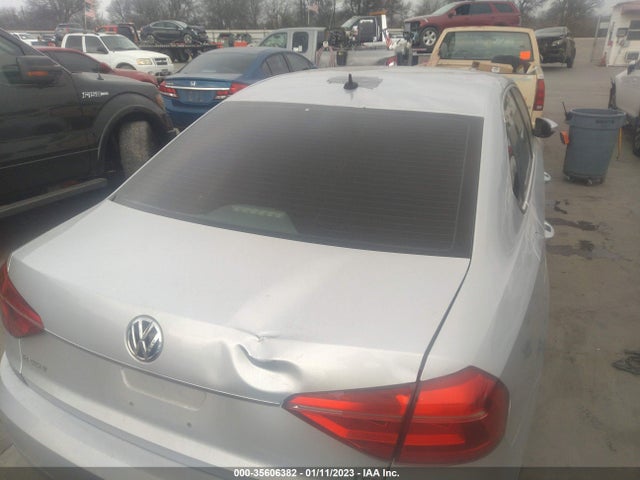 2016 Volkswagen Passat, VIN: 1VWAT7A35GC010980