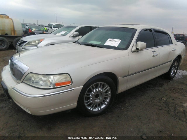 Lincoln Town Car 2005 1LNHM82W75Y607945 Image 2