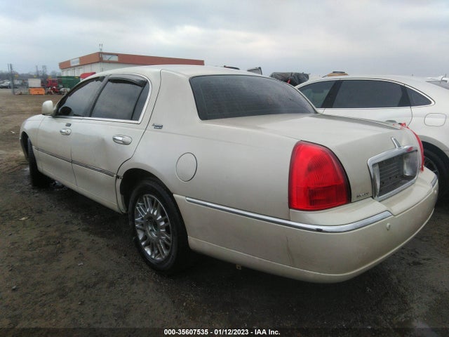 Lincoln Town Car 2005 1LNHM82W75Y607945 Image 3