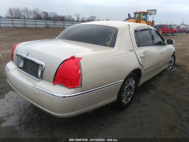 Lincoln Town Car 2005 1LNHM82W75Y607945 Image 4