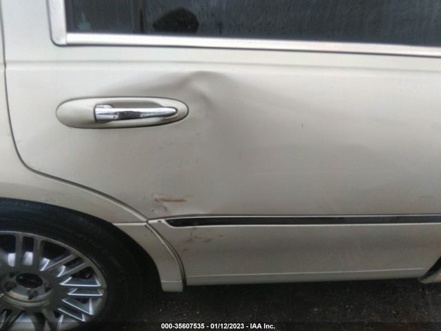 Lincoln Town Car 2005 1LNHM82W75Y607945 Image 6
