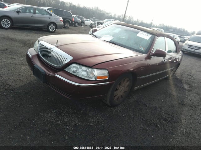 Lincoln Town Car 2004 1LNHM83W14Y674926 Image 2